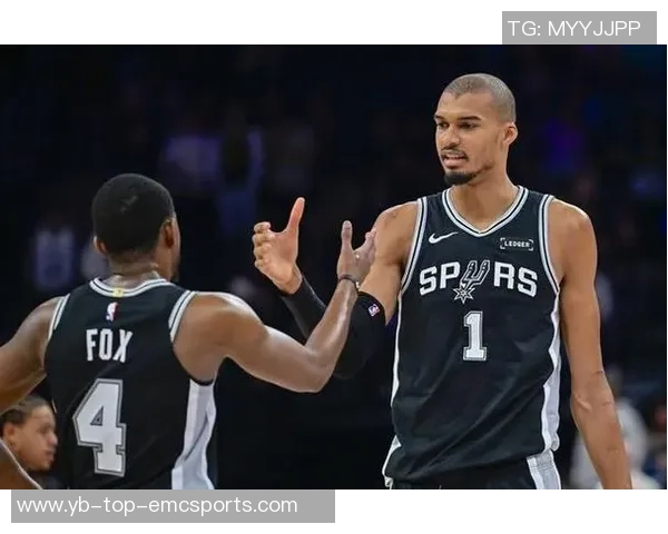 年轻球员激情四溢文班遭双人犯规卡斯尔与米奇争执双双被罚